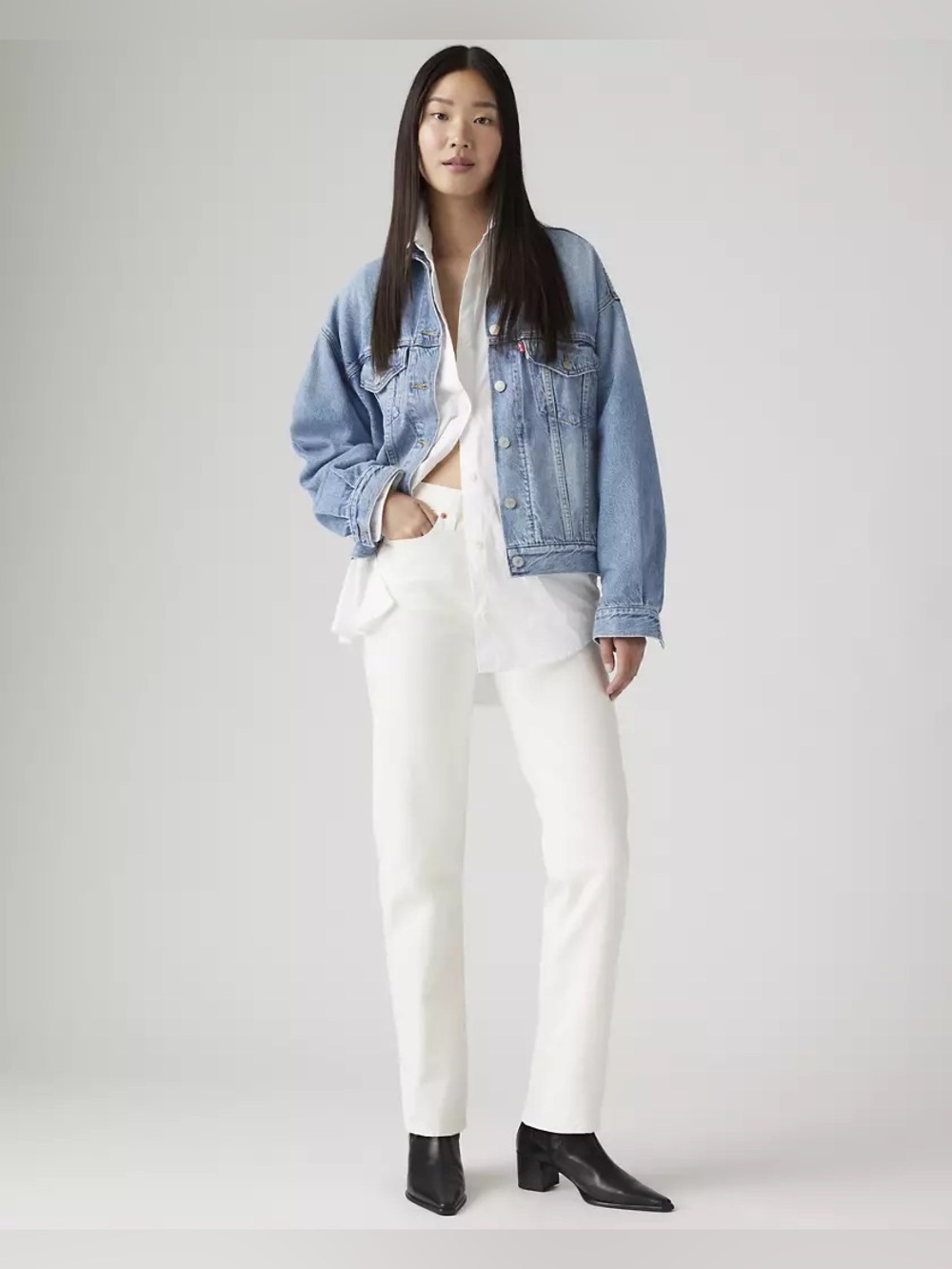 Levi’s Wedgie Straight Ankle in In the Clouds (White). Size 28 x 30.